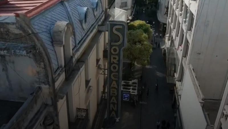 Vista aérea del cartel del Sorocabana · entre los edificios de la peatonal